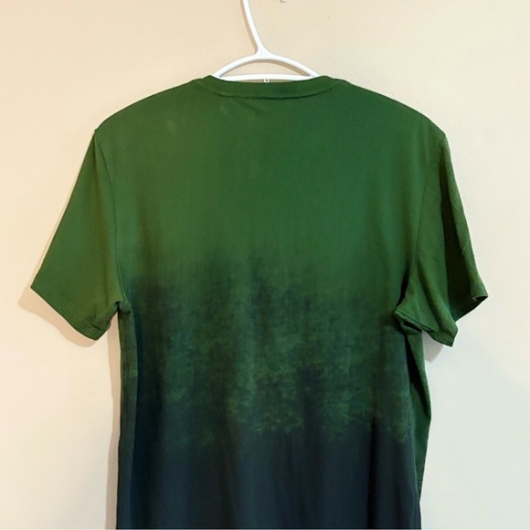 3/$10⚡️Guess Green & Black Ombre Graphic Print V-Neck T-Shirt - Picture 7 of 9